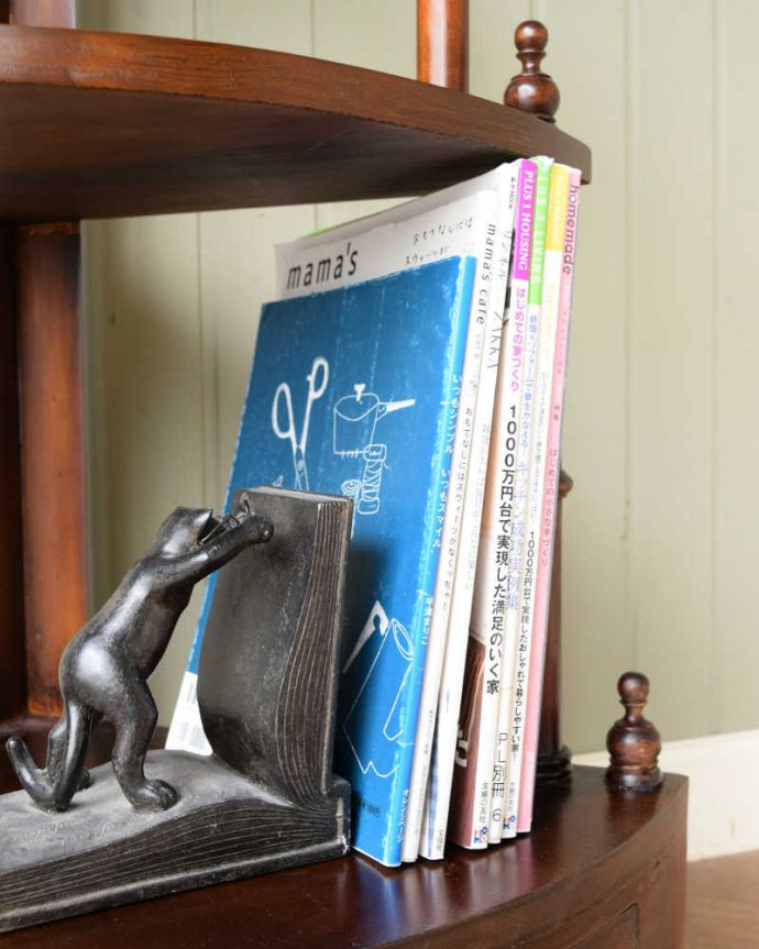 アンティーク風の家具　アンティーク風　アンティーク家具屋が選んだ、引き出し付きのアンティーク風のコーナーシェルフ。たっぷり収納出来ちゃう優れものA4サイズの雑誌までしっかり収納できるので、いろんなものを置いて自由に使って下さい。(y-287-f)