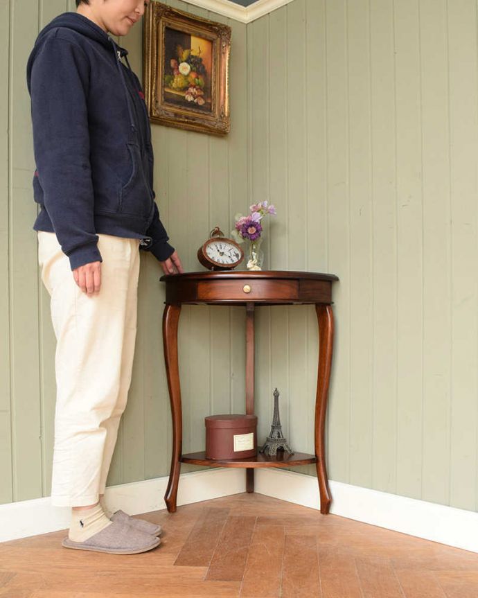 アンティーク風の家具 アンティーク風 アンティーク家具屋が選んだ、引き出し付きのアンティーク風のコーナーテーブル。角にピタッと付けるだけで出来るおしゃれコーナーお部屋の角に魅せ場を作ってくれるクォータームーン(1/4月型)のコンソール。(y-290-f)