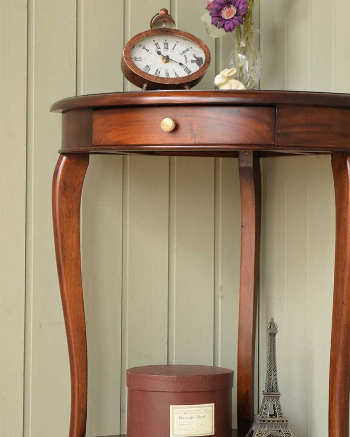 アンティーク風の家具 アンティーク風 アンティーク家具屋が選んだ、引き出し付きのアンティーク風のコーナーテーブル。アンティークに負けない美しさ実用性を求めない見せ場を作ってくれるコンソールは、何より見た目が重要。(y-290-f)