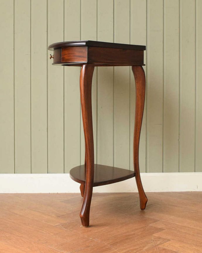 アンティーク風の家具 アンティーク風 アンティーク家具屋が選んだ、引き出し付きのアンティーク風のコーナーテーブル。横から見ると・・・もちろん、横から見ても素敵なんです。(y-290-f)