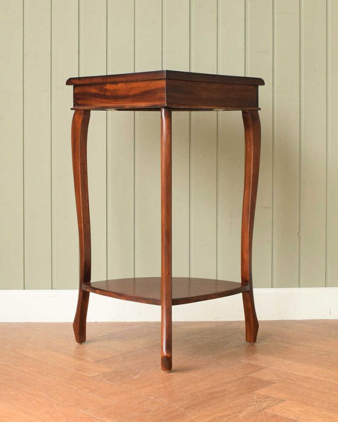 アンティーク風の家具 アンティーク風 アンティーク家具屋が選んだ、引き出し付きのアンティーク風のコーナーテーブル。さらにクルッと回転裏側はこんな感じで仕上げてあります。(y-290-f)