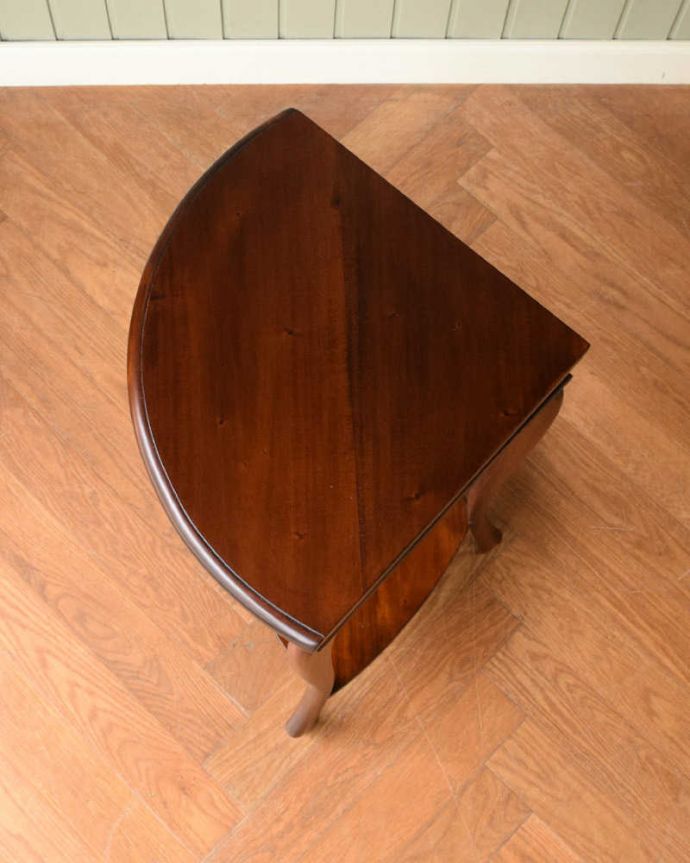 アンティーク風の家具 アンティーク風 アンティーク家具屋が選んだ、引き出し付きのアンティーク風のコーナーテーブル。上から見ると1/4のお月様が見えますクオータームーン(1/4月型)の天板。(y-290-f)