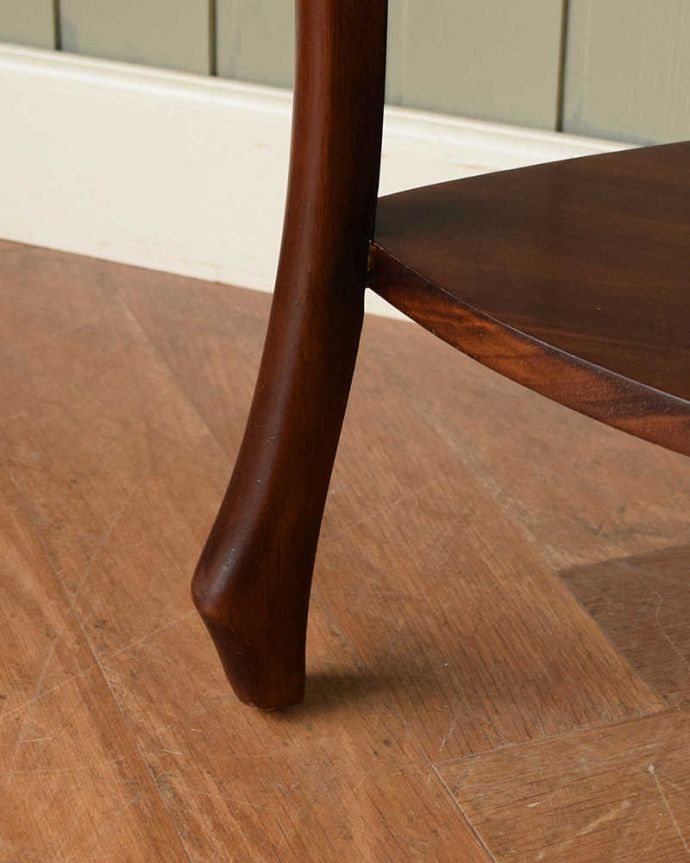 アンティーク風の家具 アンティーク風 アンティーク家具屋が選んだ、引き出し付きのアンティーク風のコーナーテーブル。持ち上げなくても移動できます!Handleの家具は、脚の裏にフェルトキーパーをお付けしていますので、床を滑らせてれば女性1人でも移動が簡単です。(y-290-f)