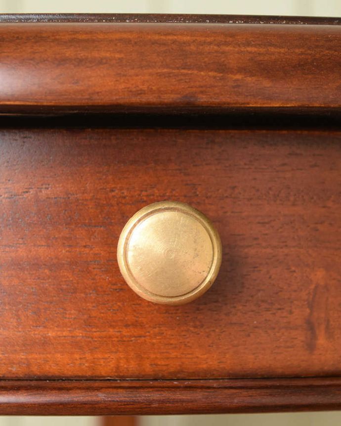 アンティーク風の家具 アンティーク風 アンティーク家具屋が選んだ、引き出し付きのアンティーク風のコーナーテーブル。小さなパーツにもこだわり引き出しの取っ手にはかわいい取っ手がちょこんとついています。(y-290-f)