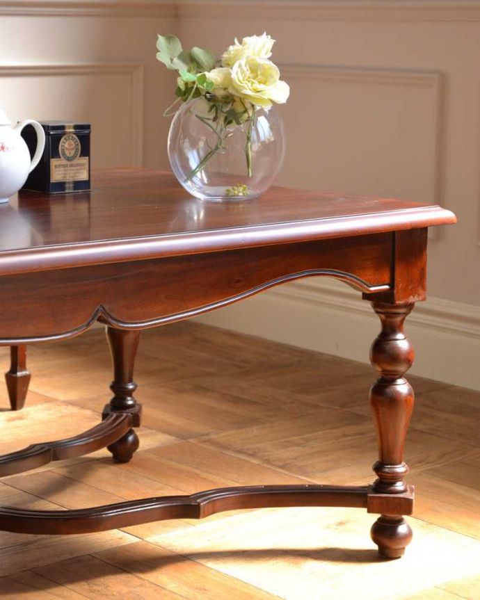 アンティーク風のおしゃれなセンターテーブル