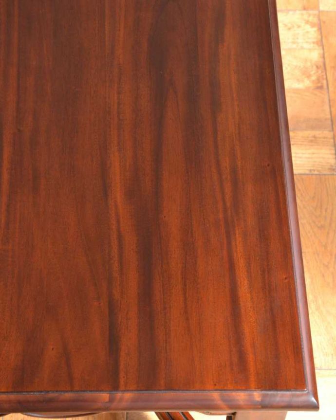 テーブルの天板の木目