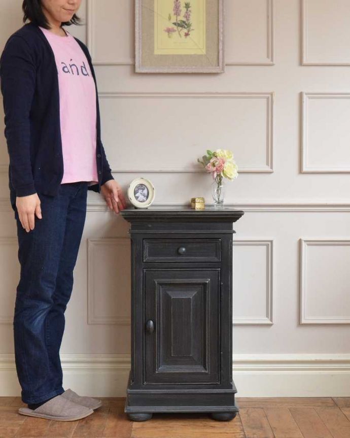 アンティーク風の家具 アンティーク風 アンティーク家具屋が選んだ、アンティーク風のベッドサイドテーブル。大人色のフレンチアンティーク風家具置いた瞬間、パリのアパルトマンにいる気分になっちゃうフランスデザイン風のアンティーク風のベッドサイドテーブル(モデルの身長は159cmです)。(y-295-f)