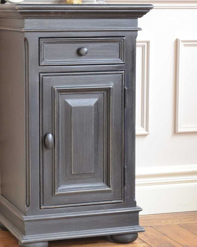 アンティーク風の家具 アンティーク風 アンティーク家具屋が選んだ、アンティーク風のベッドサイドテーブル。収納だけじゃなく見た目で楽しめますお部屋を華やかに見せてくれるペイントの家具。(y-295-f)