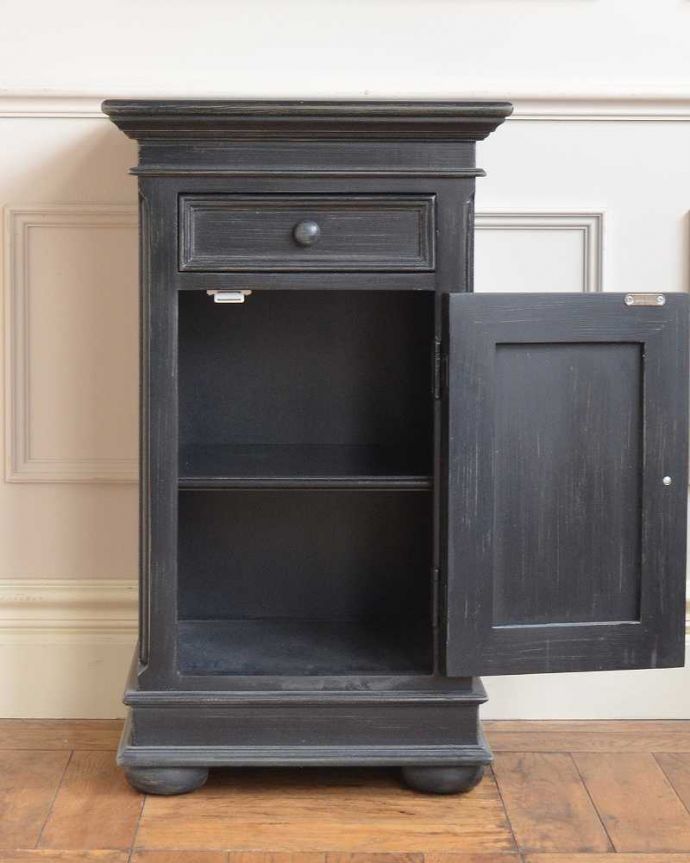 アンティーク風の家具 アンティーク風 アンティーク家具屋が選んだ、アンティーク風のベッドサイドテーブル。扉の中を開けてみましょう中はこんな感じです。(y-295-f)