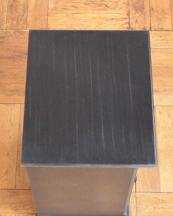 アンティーク風の家具 アンティーク風 アンティーク家具屋が選んだ、アンティーク風のベッドサイドテーブル。上から見ると・・・天板もしっかりキレイにペイントされています。(y-295-f)