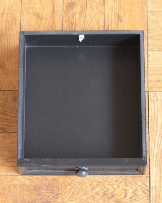 アンティーク風の家具 アンティーク風 アンティーク家具屋が選んだ、アンティーク風のベッドサイドテーブル。引き出しも付いています。(y-295-f)