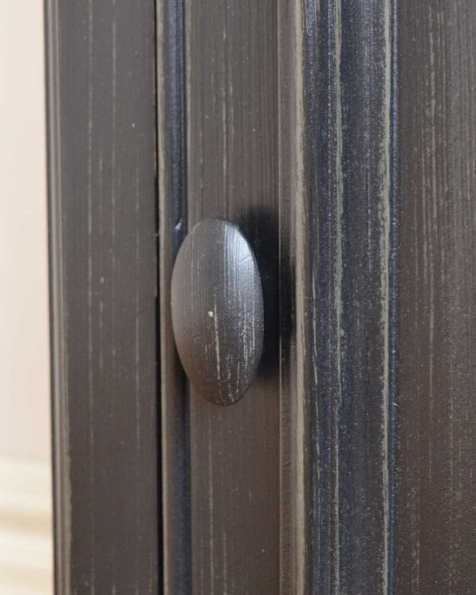 アンティーク風の家具 アンティーク風 アンティーク家具屋が選んだ、アンティーク風のベッドサイドテーブル。扉の取っ手は・・・楕円型。(y-295-f)