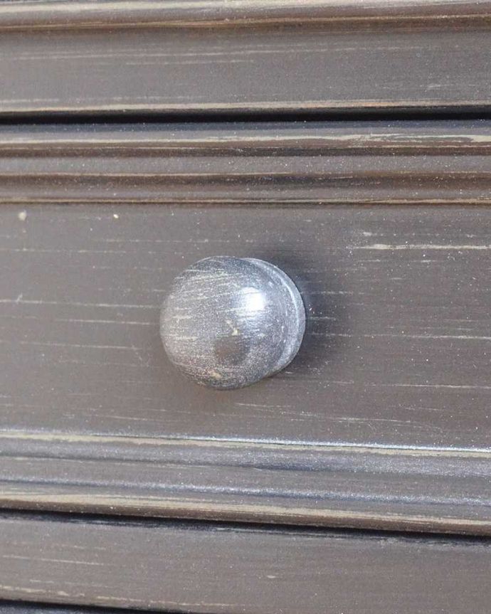 アンティーク風の家具 アンティーク風 アンティーク家具屋が選んだ、アンティーク風のベッドサイドテーブル。素朴なデザインコロンと丸くて素朴なデザインです。(y-295-f)