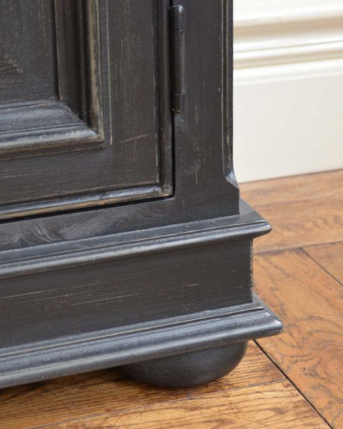 アンティーク風の家具 アンティーク風 アンティーク家具屋が選んだ、アンティーク風のベッドサイドテーブル。女性1人でラクラク運べちゃうんですHandleの家具は、脚の裏にフェルトキーパーをお付けしています。(y-295-f)