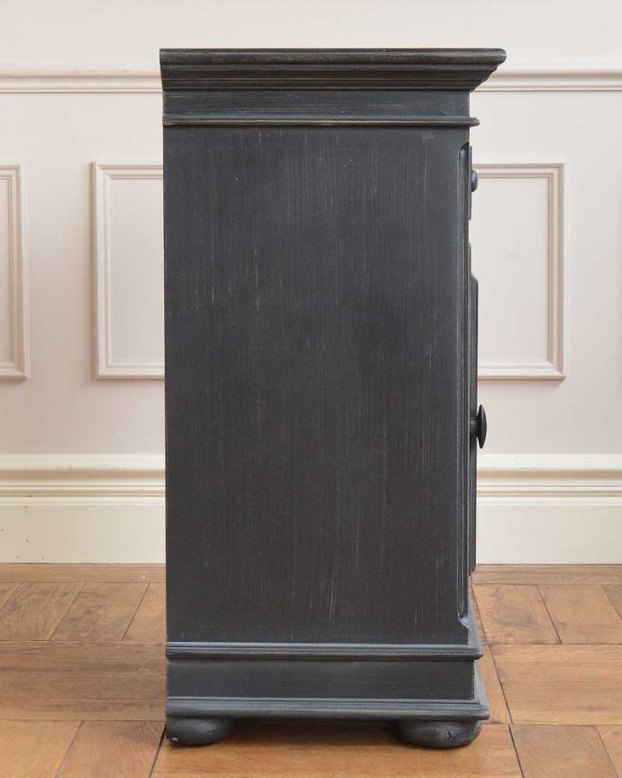 アンティーク風の家具 アンティーク風 アンティーク家具屋が選んだ、アンティーク風のベッドサイドテーブル。横から見ても素敵なんですもちろん、横顔だってキレイにペイントされています。(y-295-f)