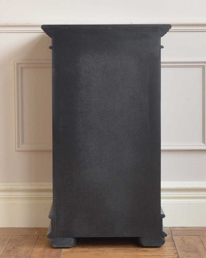 アンティーク風の家具 アンティーク風 アンティーク家具屋が選んだ、アンティーク風のベッドサイドテーブル。後ろ姿はこんな感じ後ろ姿にも気を使って、きちんとペイントされています。(y-295-f)