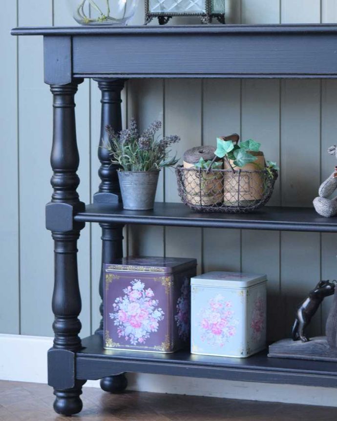 アンティーク風の家具　アンティーク風　アンティーク家具屋が選んだ、アンティーク風のコンソールテーブル。まるでアンティークのような脚のデザインもともと贅沢な使い方をするために造られた家具がモチーフになっているので、装飾もかなり贅沢。(y-297-f)