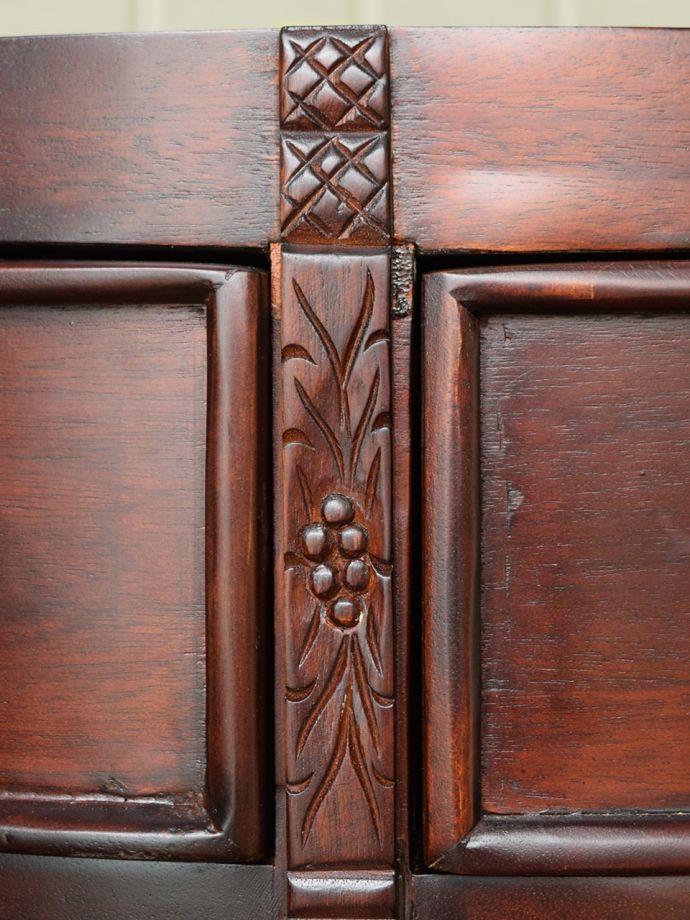 アンティーク風家具の装飾