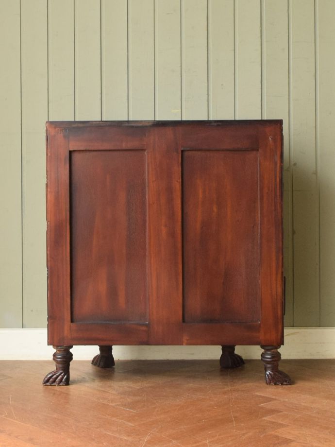 チェストの後ろ姿