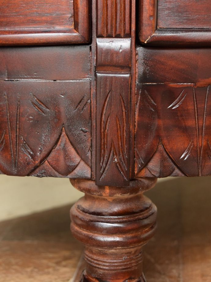 アンティーク風チェストの装飾