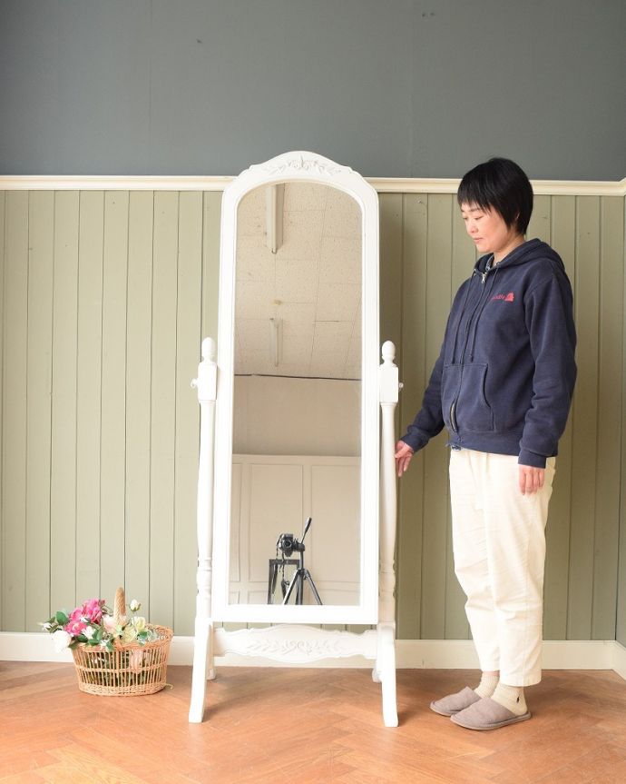 ミラー・時計 インテリア雑貨 全身を映し出すことが出来る便利な鏡、アンティーク風シュバルミラー。フレンチスタイルのアンティーク風ミラーシュバルミラーとは全身が見れる大きな姿見のこと。(y-299-f)