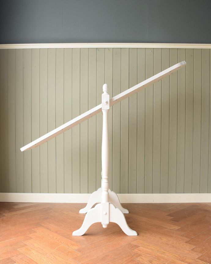 ミラー・時計 インテリア雑貨 全身を映し出すことが出来る便利な鏡、アンティーク風シュバルミラー。スタンドが付いていますスタンド付きなので、どこでも使う事ができます。(y-299-f)