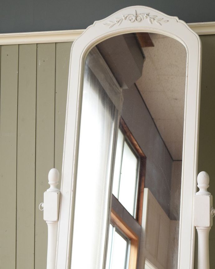 ミラー・時計 インテリア雑貨 全身を映し出すことが出来る便利な鏡、アンティーク風シュバルミラー。見た目でも楽しめます女性らしく素敵なデザインなので、置くだけでワクワクしてしまう家具。(y-299-f)