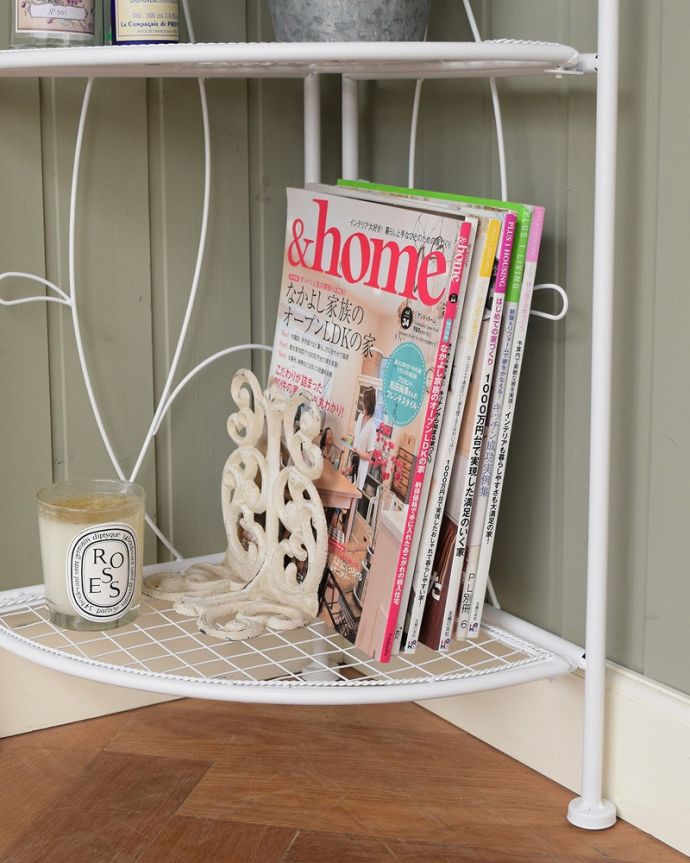 コーナー用 アンティーク風 お花模様が華やかなコーナー用アンティーク風プランタースタンド(折り畳み式)。しっかり収納できますA4サイズの雑誌までしっかり収納出来ちゃう大きさ。(y-304-f)