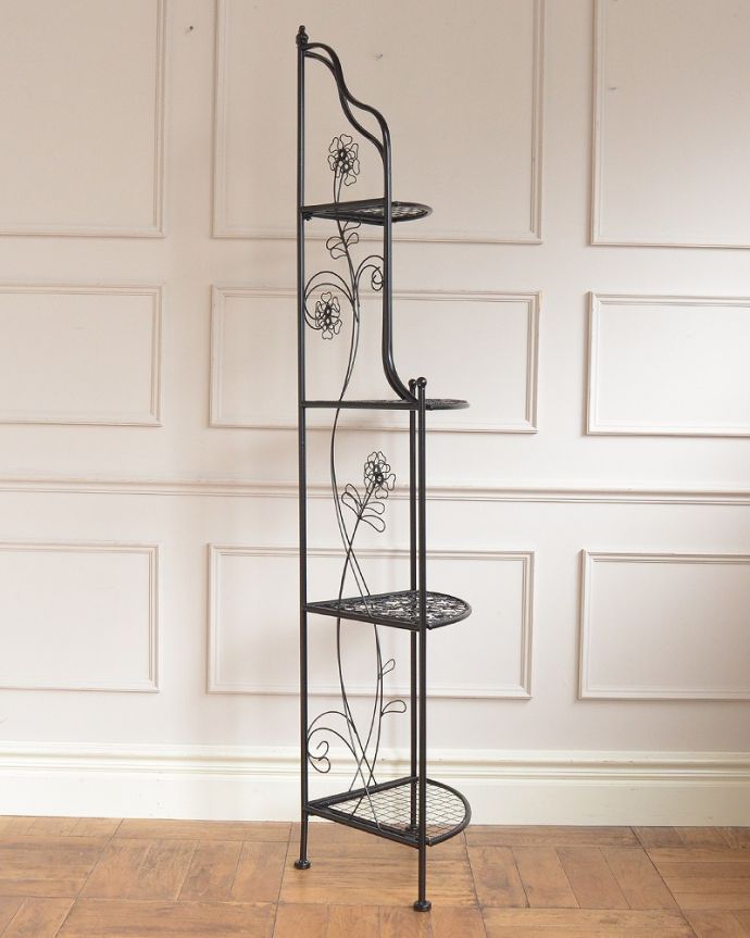 コーナー用　アンティーク風　お花模様が華やかなコーナー用アンティーク風プランタースタンド（折り畳み式）。横から見ると･･･見る角度によって見え方が違います。(y-318-f)