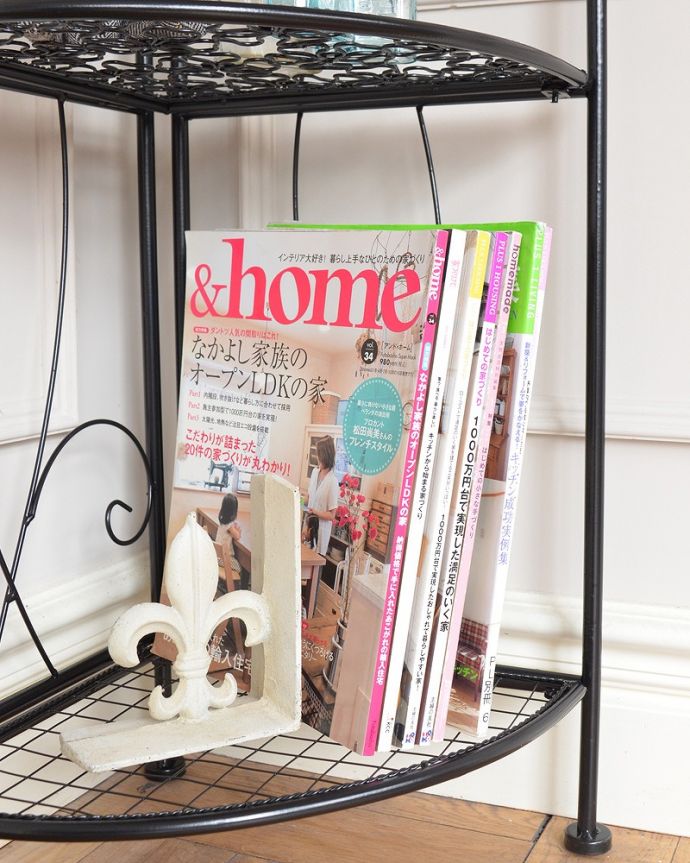 コーナー用　アンティーク風　お花模様が華やかなコーナー用アンティーク風プランタースタンド（折り畳み式）。しっかり収納できますA4サイズの雑誌までしっかり収納出来ちゃう大きさ。(y-318-f)