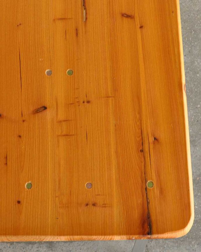 アンティーク風の家具　アンティーク風　折り畳みができるモミの木のアンティーク風ガーデンテーブル（ビアテーブル）。近づいてみると･･･天然杢を使っているので、表情が一つ一つ違います。(y-319-f)