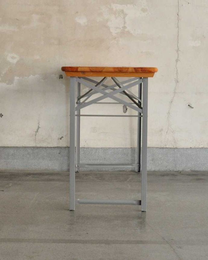 アンティーク風の家具　アンティーク風　折り畳みができるモミの木のアンティーク風ガーデンテーブル（ビアテーブル）。横から見ると･･･スッキリとした印象の横顔です。(y-319-f)