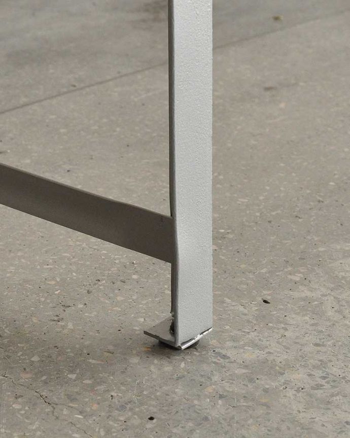 アンティーク風の家具　アンティーク風　折り畳みができるモミの木のアンティーク風ガーデンテーブル（ビアテーブル）。足元もしっかり安定感があるので、安心して使って頂けます。(y-319-f)