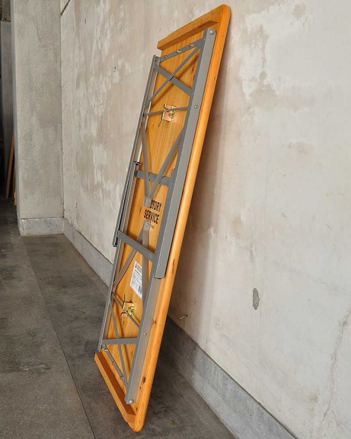 アンティーク風の家具　アンティーク風　折り畳みができるモミの木のアンティーク風ガーデンテーブル（ビアテーブル）。畳めばとってもコンパクト使わない時は簡単にたためて収納できます。(y-319-f)