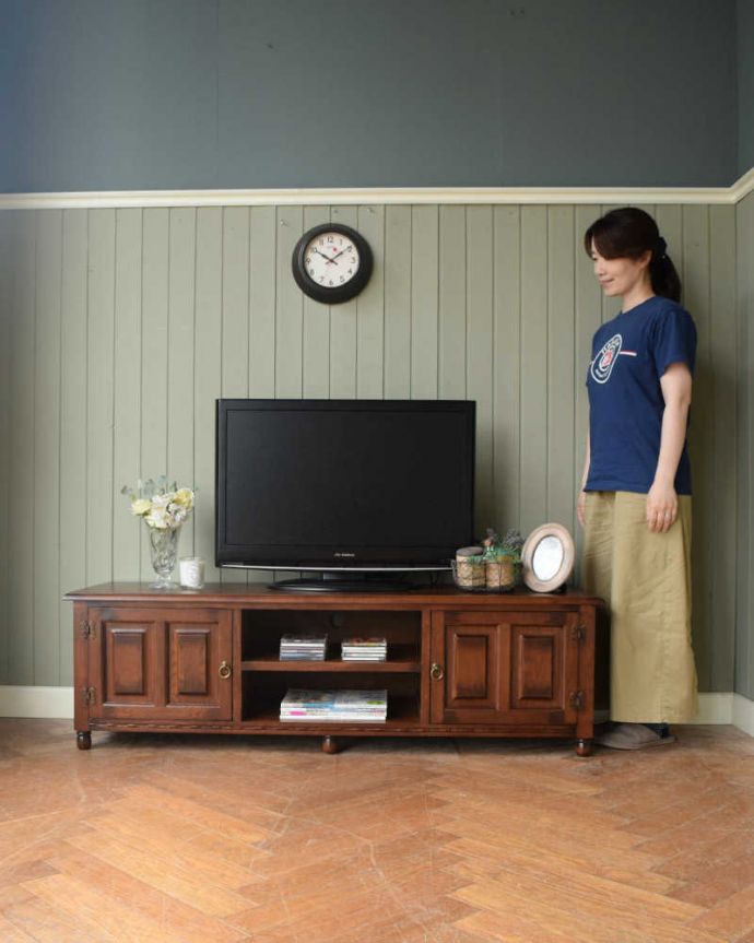 アンティーク風のテレビボード