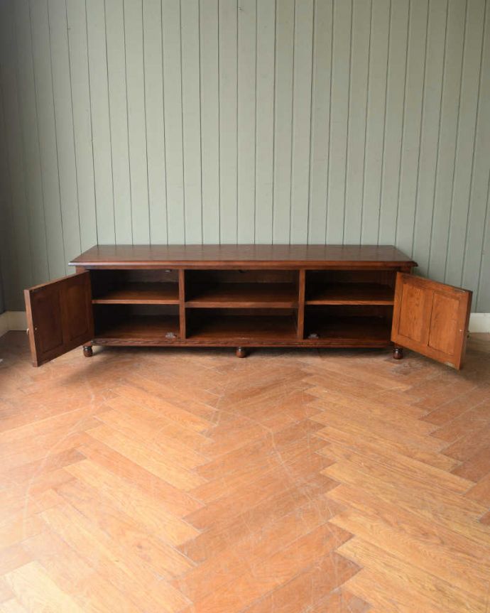 テレビボードの扉の中