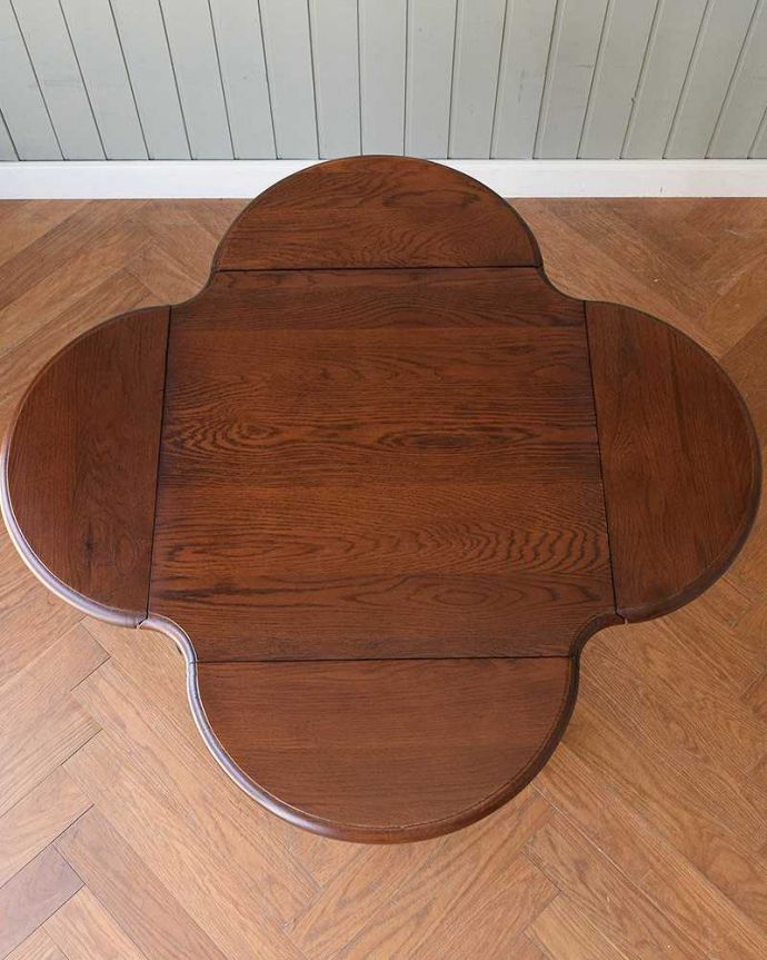 天板を広げた折り畳みテーブル