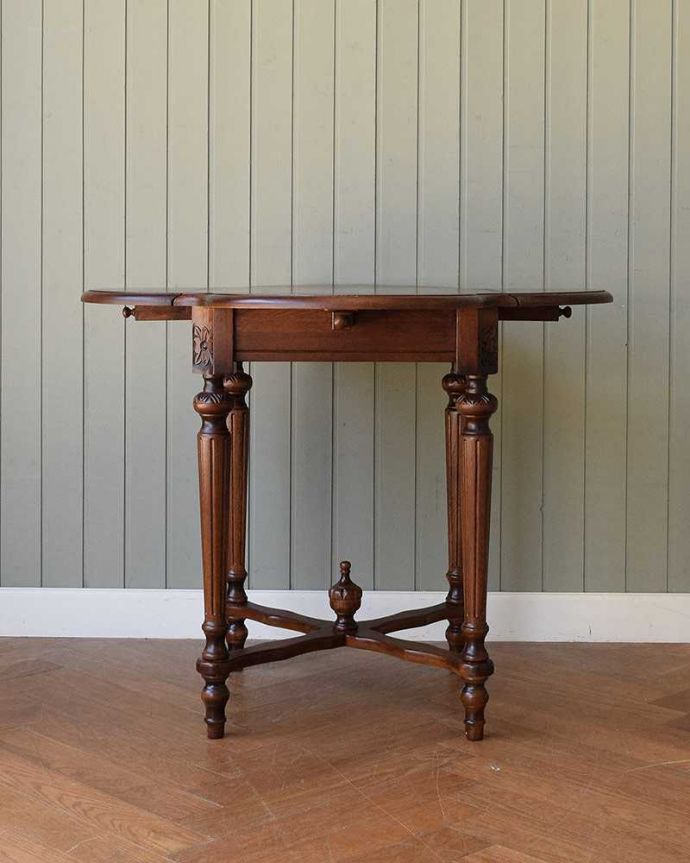 天板を広げた伸長式テーブル