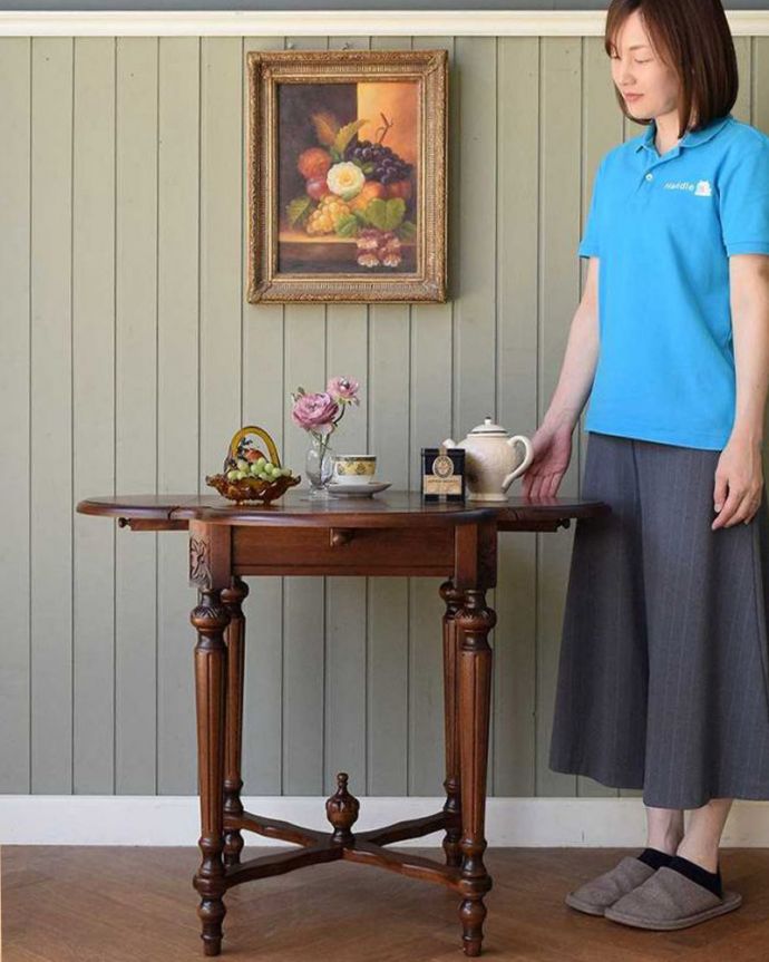 伸長式のアンティーク風テーブル