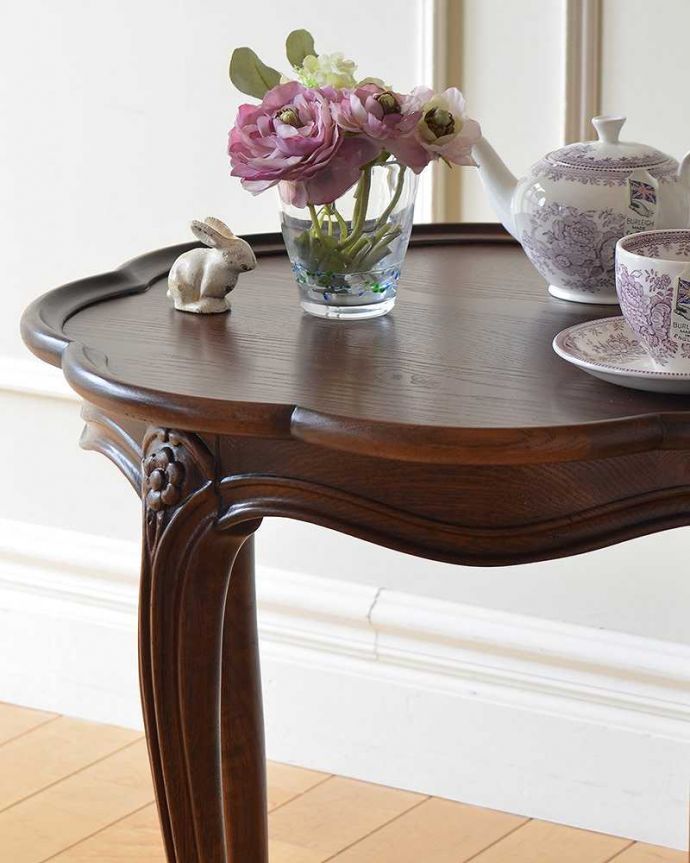 アンティーク風のおしゃれなセンターテーブル