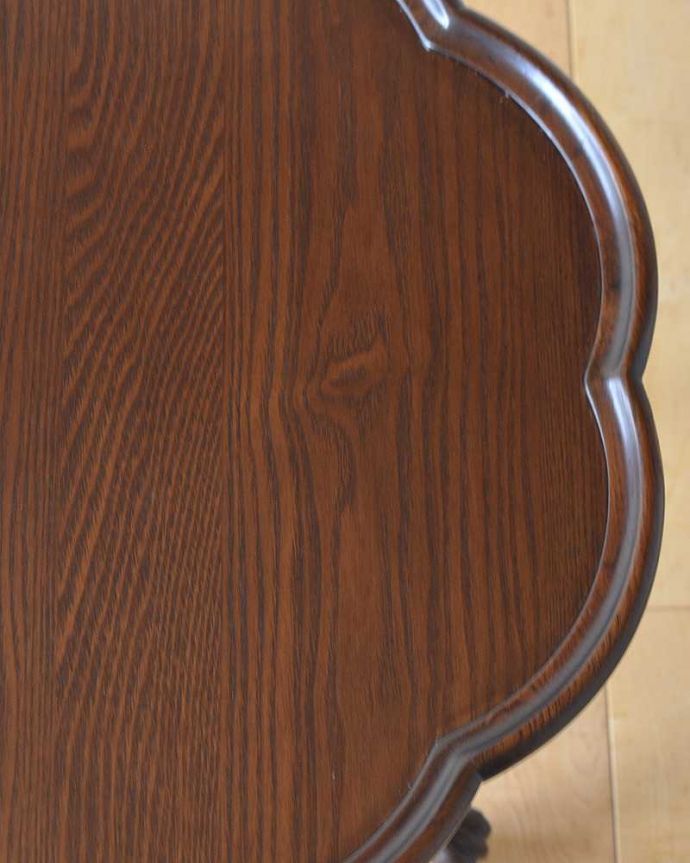 テーブルの天板の木目