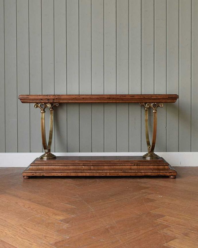 アンティーク調家具の後ろ姿