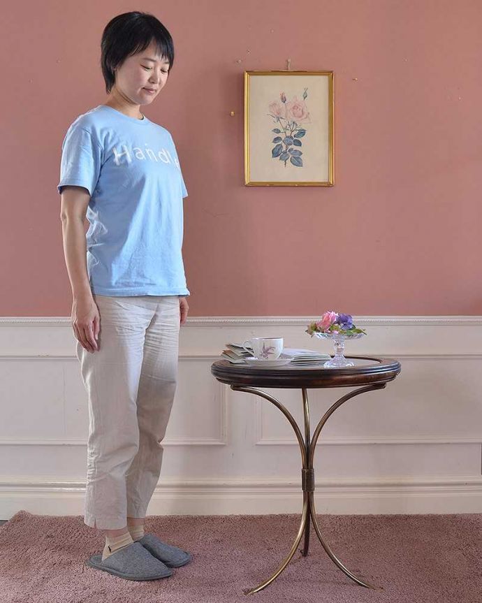 アンティーク風の家具　アンティーク風　キラッと輝くゴールドの脚がかっこいい、ガラス天板のアンティーク風ラウンドテーブル。どこでも使えるイタリア生まれのテーブルイタリア生まれらしいオシャレでカッコいいデザインのラウンドテーブル。(y-330-f)