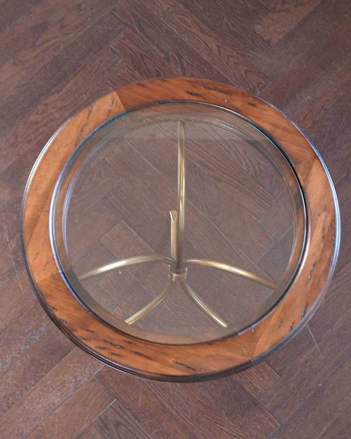 アンティーク風の家具　アンティーク風　キラッと輝くゴールドの脚がかっこいい、ガラス天板のアンティーク風ラウンドテーブル。天板を上から見ると･･･上から見ると、天板はこんな感じ。(y-330-f)