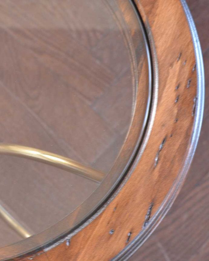 アンティーク風の家具　アンティーク風　キラッと輝くゴールドの脚がかっこいい、ガラス天板のアンティーク風ラウンドテーブル。近づいてみると…アンティーク仕上げの木部。(y-330-f)