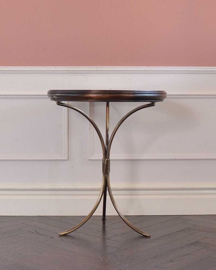 アンティーク風の家具　アンティーク風　キラッと輝くゴールドの脚がかっこいい、ガラス天板のアンティーク風ラウンドテーブル。クルッと回転。(y-330-f)