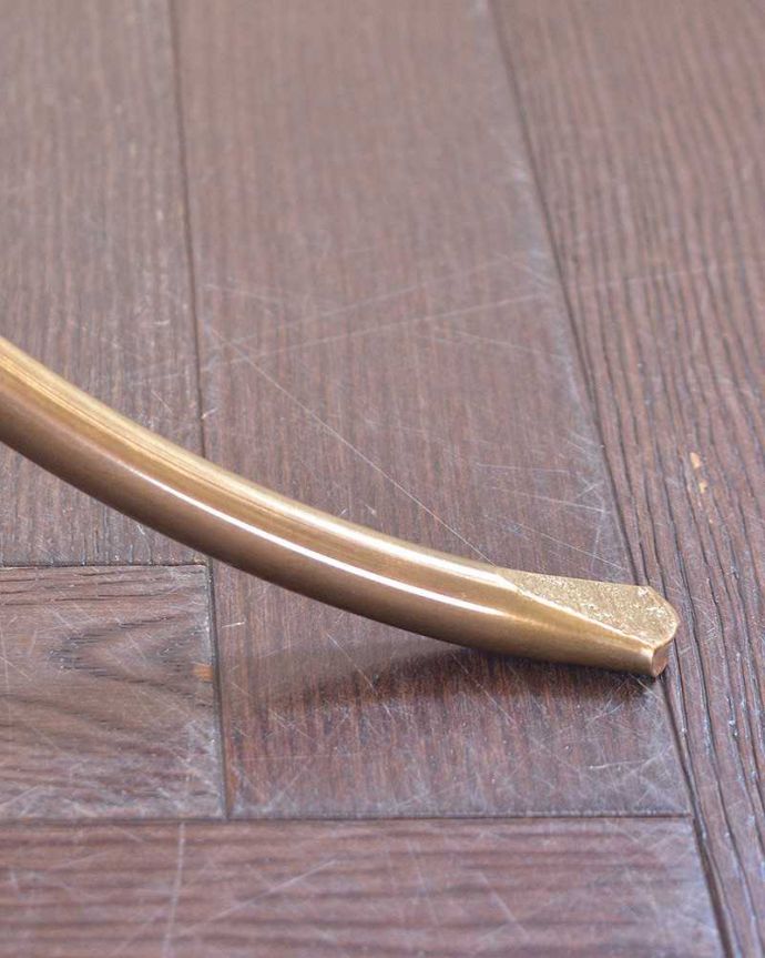 アンティーク風の家具　アンティーク風　キラッと輝くゴールドの脚がかっこいい、ガラス天板のアンティーク風ラウンドテーブル。持ち上げなくても大丈夫！Handleの家具は、脚の裏にフェルトキーパーをお付けしています。(y-330-f)