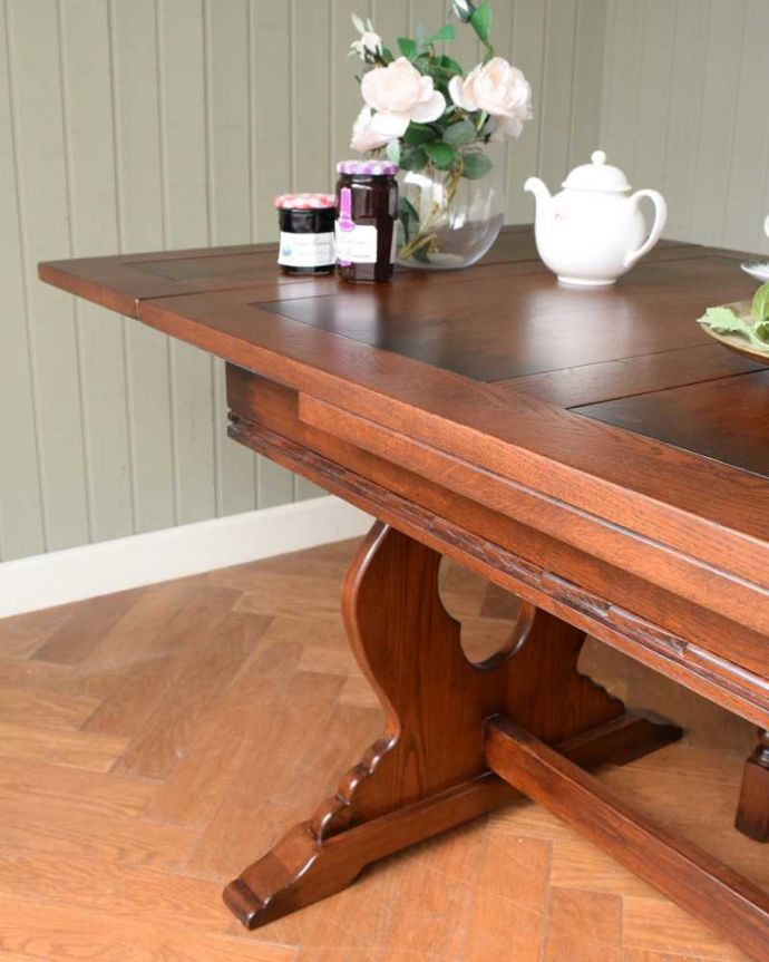 オーク材のダイニングテーブル