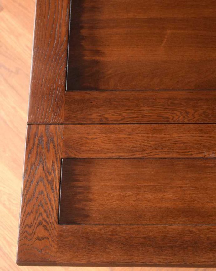 アンティーク風テーブルの木目