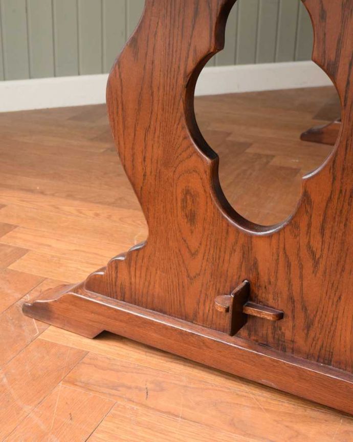 ダイニングテーブルの脚